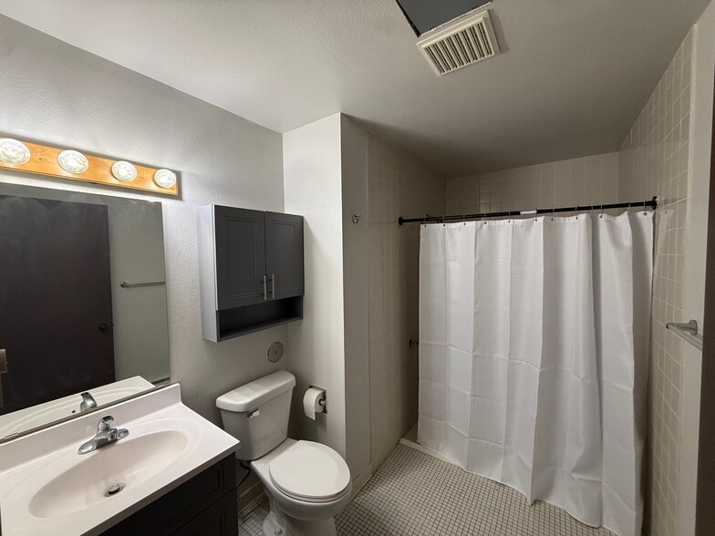 Building Photo - 1035 Green Bay St