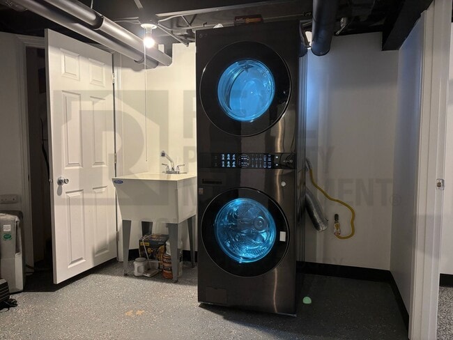 Building Photo - 4Bed/2Bath/1-Acre - A Private Oasis and a Touch of Luxury