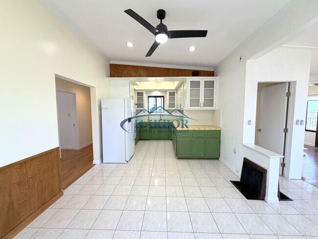 Building Photo - 827 W 22nd St