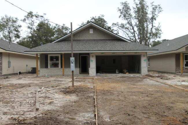 Building Photo - 611 Lee St