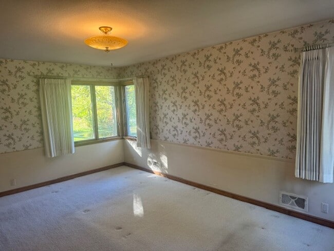 Building Photo - Amazing Home Next to Interlachen Golf Course with 4 bedrooms on Main Level, and Pond!