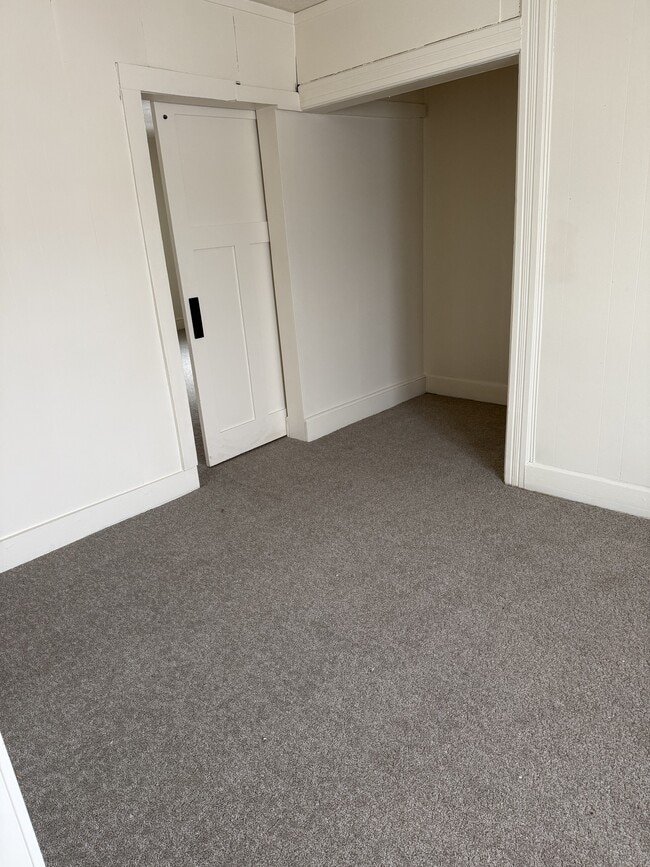 Building Photo - 512 Monroe St