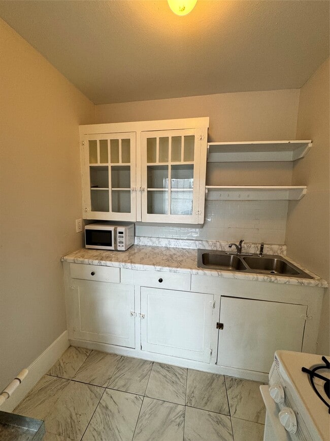 Building Photo - 903 Oakhurst St