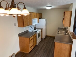 Building Photo - 4 Bed, 2 Bath Twinhome in South Fargo!