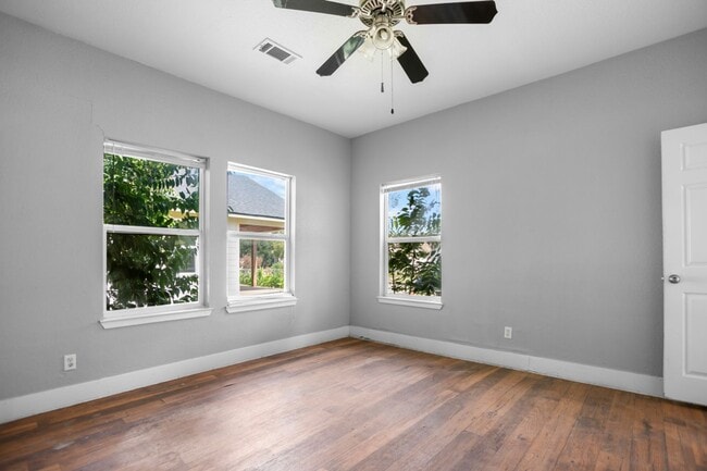 Building Photo - Available Now! Charming 2 Bed / 2 Bath Craftsman Home Near Downtown Waco