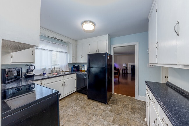 Building Photo - 913 Bern St