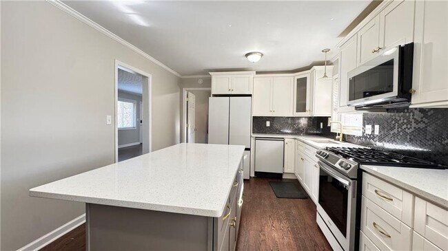 Building Photo - 552 Sybil Ln SE