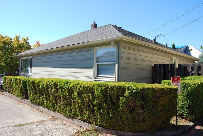 Building Photo - 3 Bedroom Home in Newberg