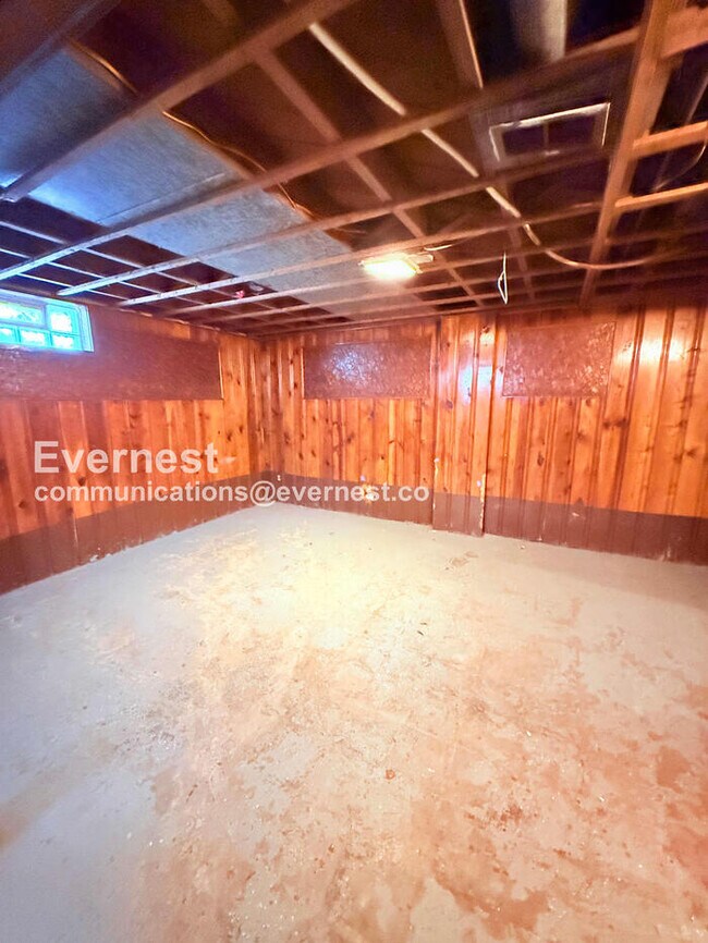 Building Photo - 8431 Rosemont Ave