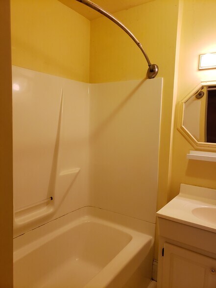 Building Photo - 114 Howard Dr