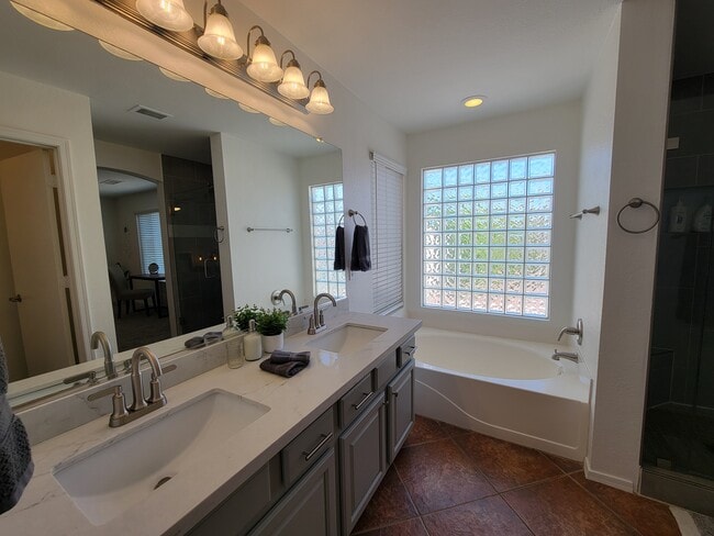 Building Photo - 1502 E Maldonado Dr