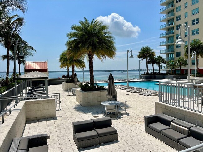 Building Photo - 1155 Brickell Bay Dr