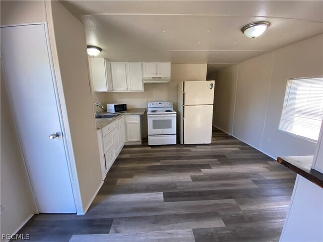 Building Photo - 7877 Suncoast Dr