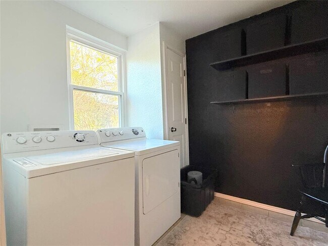 Building Photo - 505 E 4th St