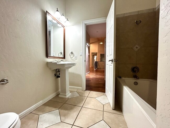 Building Photo - 1001 Pinzon St NW