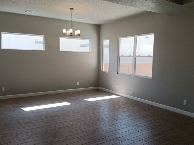 Building Photo - Stunning 4-bedroom, 3.5-bathroom home loca...