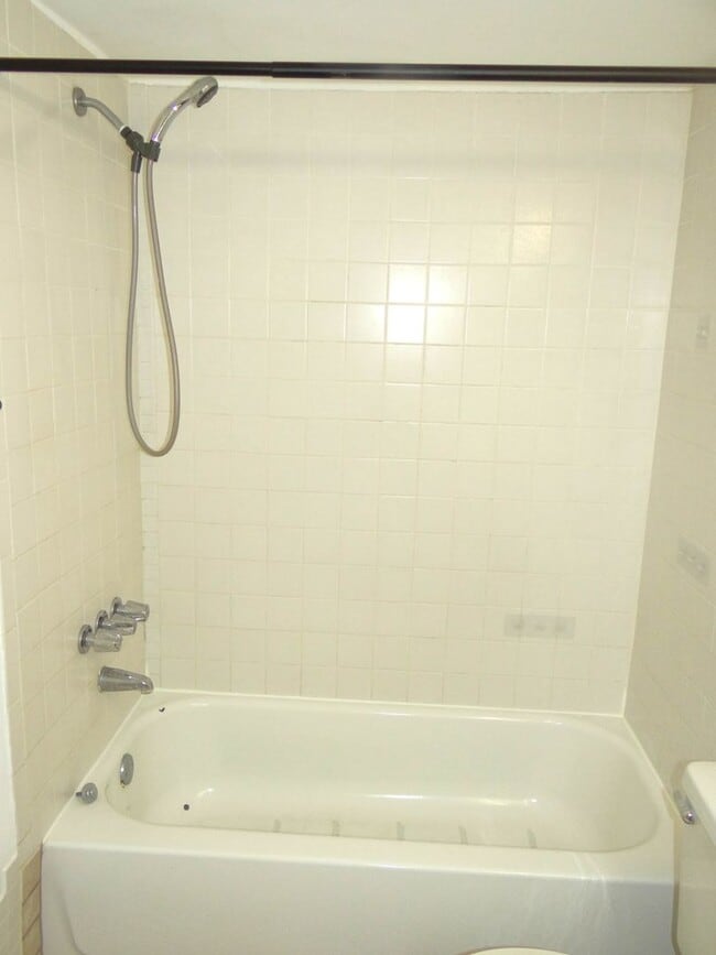 Building Photo - 1/1 condo in the heart of Clearwater - Mov...