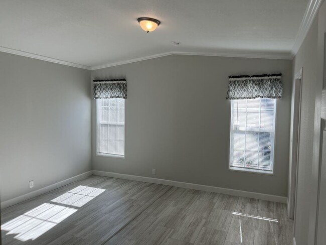 Building Photo - 331 Peck St