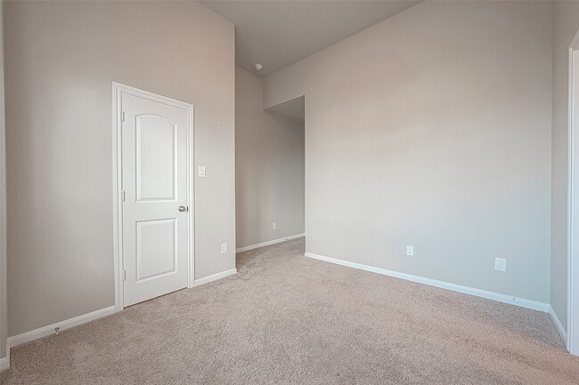 Building Photo - 8700 Laurel Crest Dr