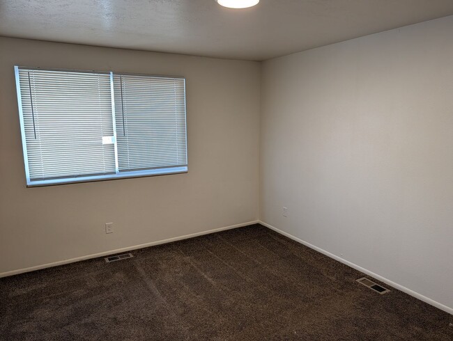 Building Photo - 4 Bedroom 1.5 Bath Twin-Home