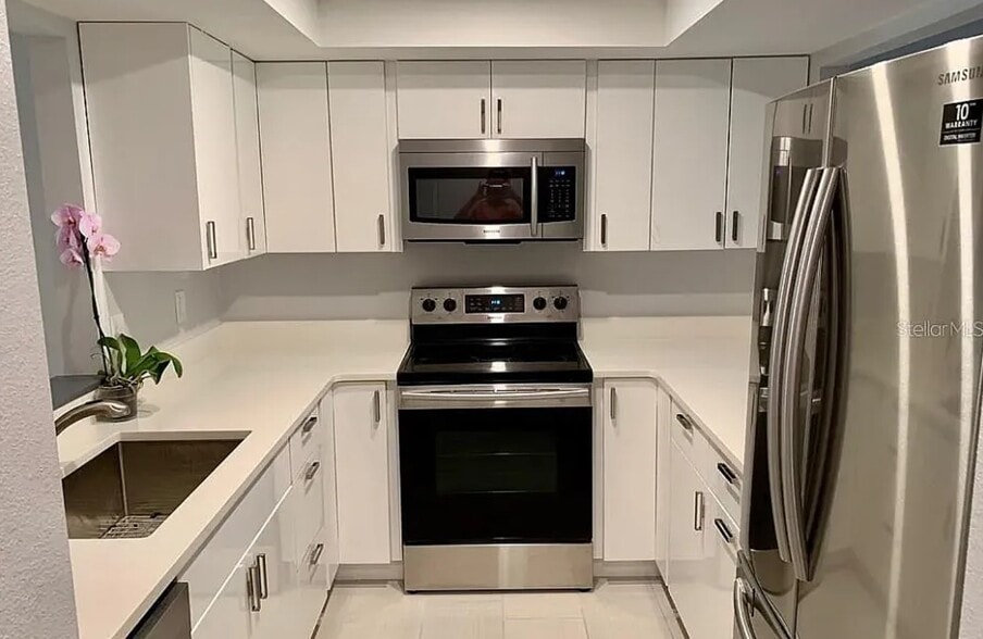 Kitchen - 906 Sunridge Dr