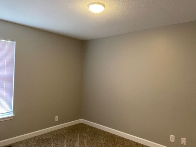 Building Photo - Newly remodeled 3 Bdr 2 Bath conveniently ...