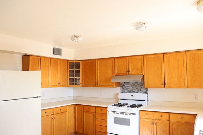 Building Photo - Large Backyard