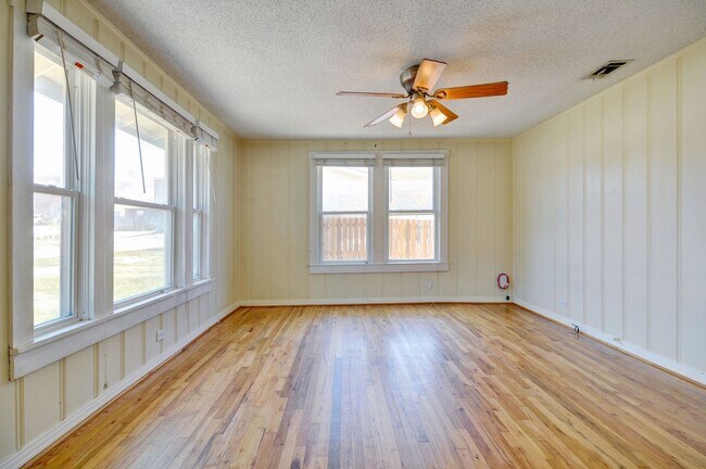 Building Photo - 2 Bedroom Bungalow