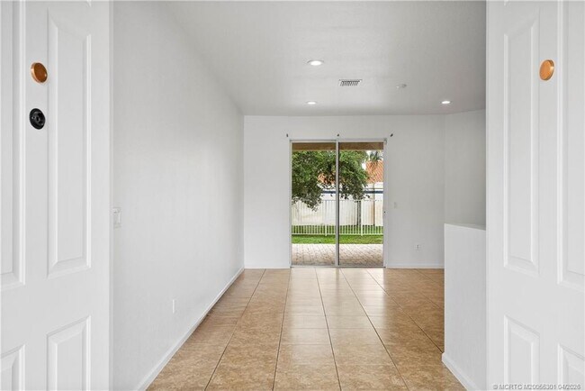 Building Photo - 2736 SW Butterfly Ln