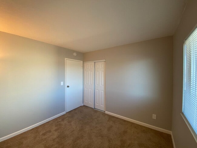Building Photo - 3 BEDROOM 2 BATH HOUSE LOCATED CLOSE TO SC...