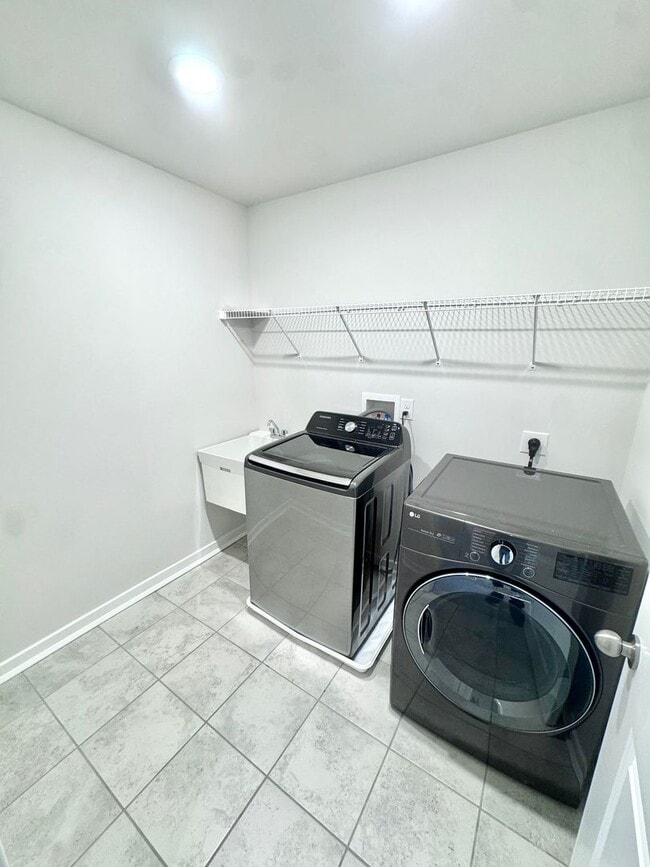 Building Photo - THREE BEDROOM/2.5 BATH TOWNHOME in Southern Lehigh School District