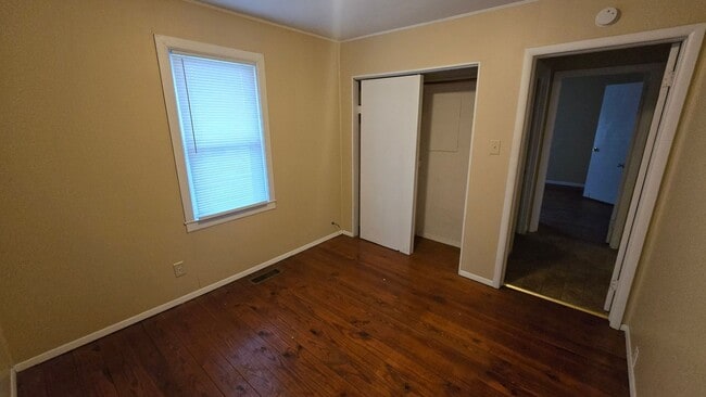 Building Photo - 3 Bedroom, 1 bathroom House!