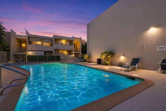 Building Photo - Commodore Apartments