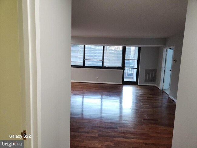 Building Photo - 1805 Crystal Dr