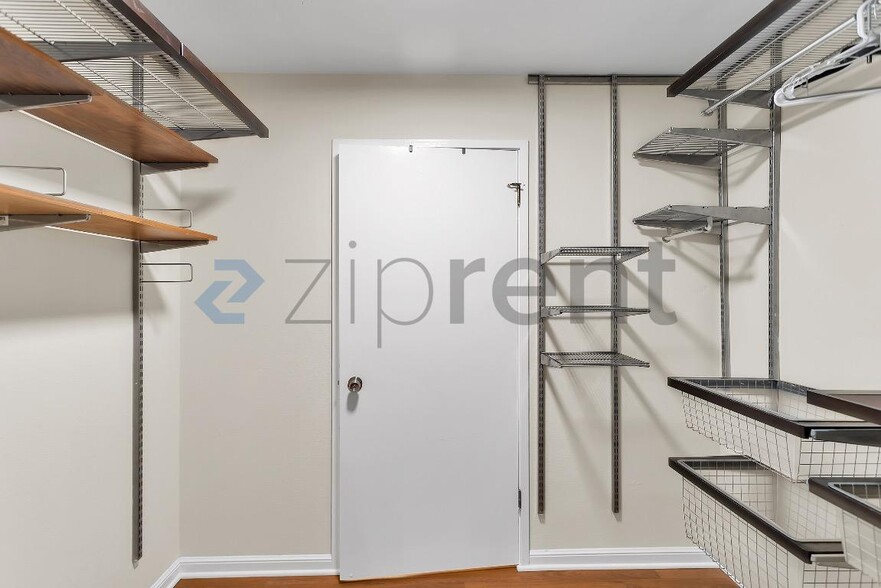 Building Photo - Unit 121
