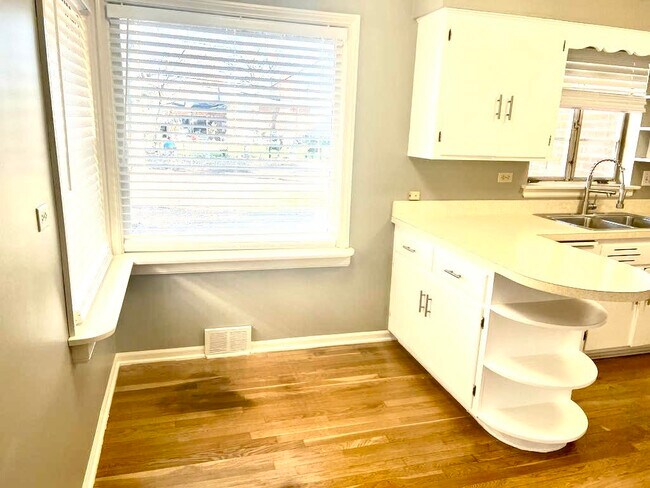 Building Photo - 6537 N Knox Ave