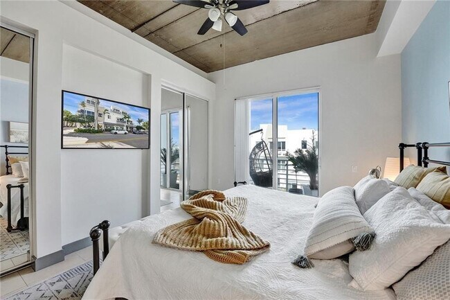 Building Photo - 110 SE 2nd St