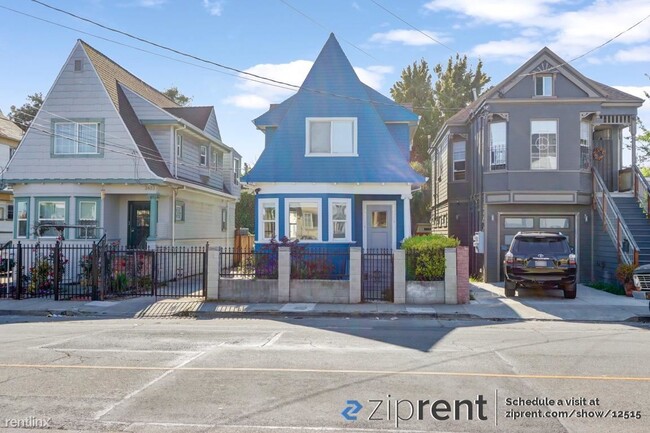 Primary Photo - 2 br, 1 bath Triplex - 3827 West St, Oakla...