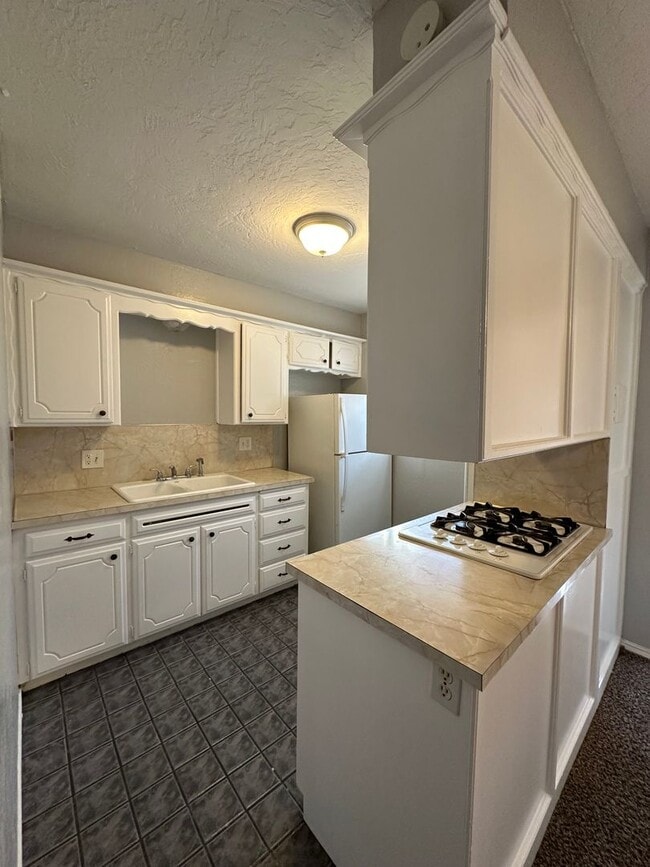 Building Photo - 4844 Woodview Dr