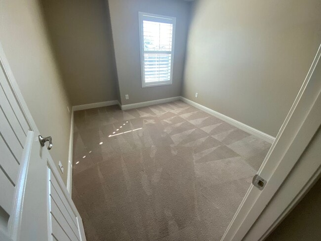 Building Photo - Beautiful 2 story Home in gated community ...