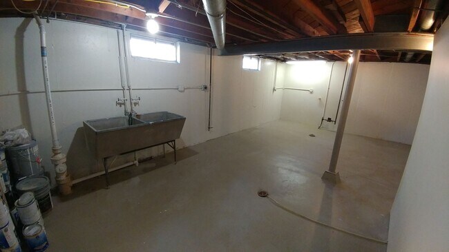Building Photo - 3 Bedroom 1 Bath Adorable Cape Cod