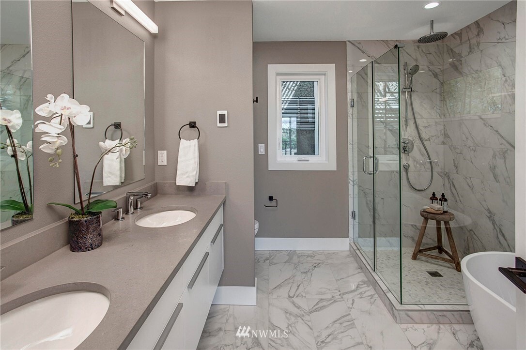 Master 5-piece bathroom - 2210 12th Ave W
