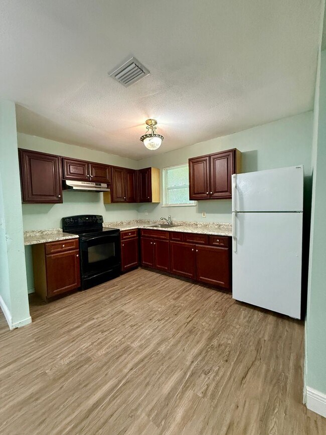 Building Photo - Great and Affordable 4 Bedroom 2 Bathroom House for Rent