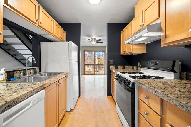 Building Photo - 2 BR 2 BA Townhome in North Tabor- 3 Levels!