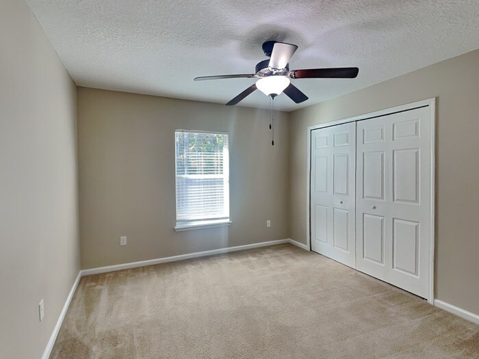 Building Photo - 181 E New England Dr