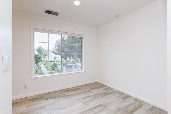 Building Photo - 3 Bed / 2.5 Bath townhome at the Cove in Redwood Shores with garage parking and EV charger. YouTu...