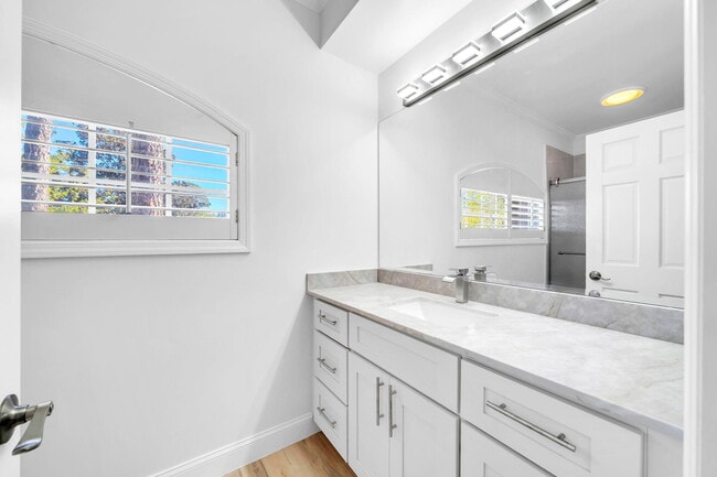 Building Photo - 1524 Glenlake Cir