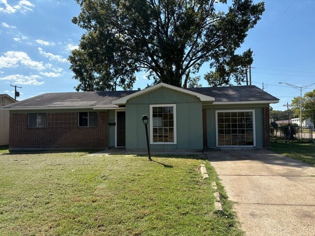 Primary Photo - Awesome home with lots of space and storage!