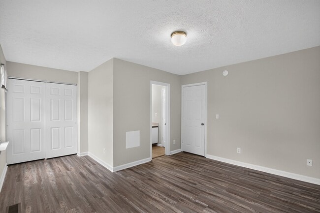 Building Photo - 3 Bedroom End Unit Townhouse