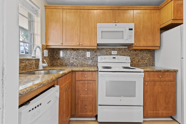 Building Photo - 1965 SE 5th Ct